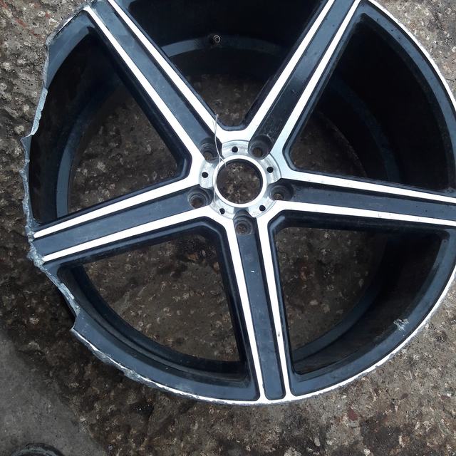 Black and silver alloy rim